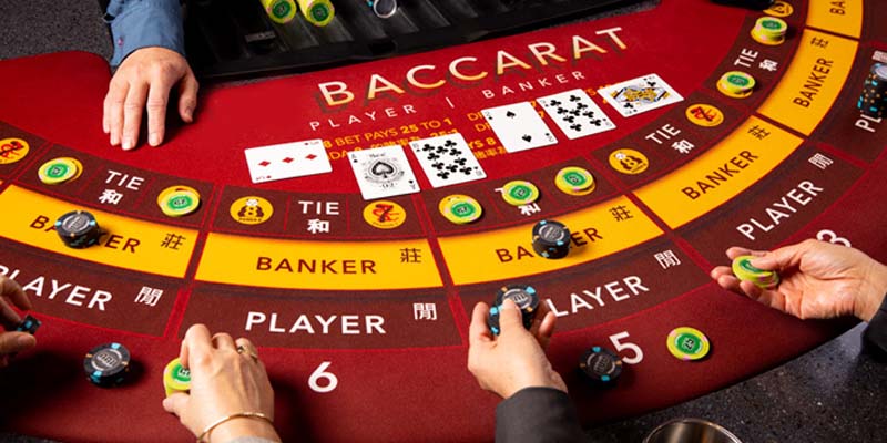 Trong cách chơi Baccarat, tùy tình huống để quyết định 2 bên rút thêm bài hay không